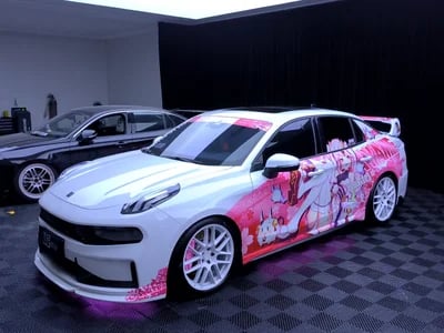 Machen Sie Ihr Anime Auto zum Hingucker – Itasha-Designs nach Wunsch